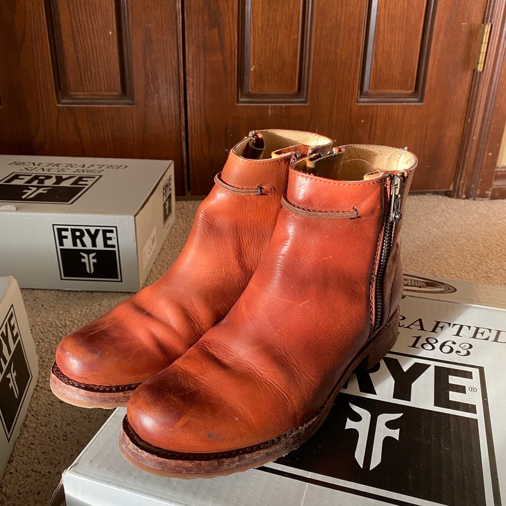 Women Veronica seam short boot. Cognac